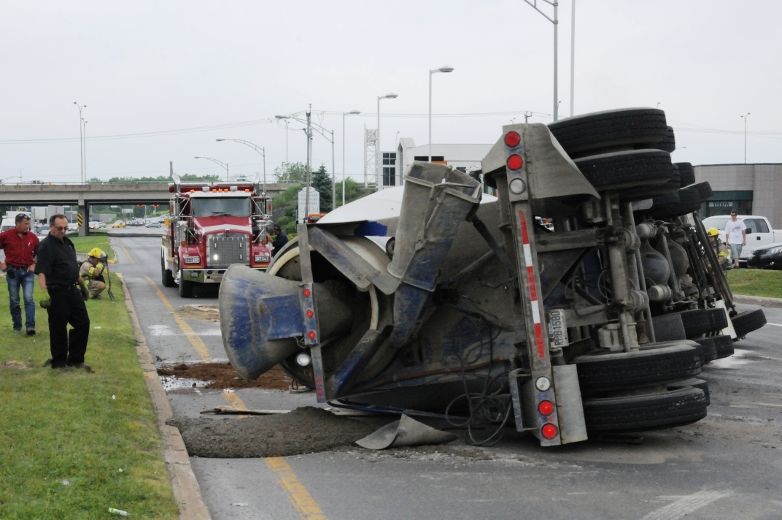 Une bétonnière se renverse sur la 117