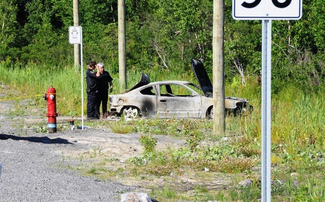 Corps incendié retrouvé dans une auto à Blainville