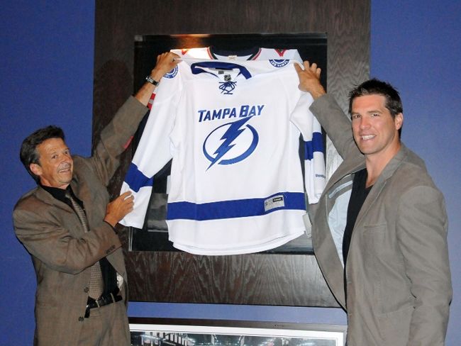 Le chandail du Lightning de Tampa Bay porté par l’ex-hockeyeur de la LNH, André Roy, a été retiré au restaurant Boston Pizza de Sainte-Thérèse. 