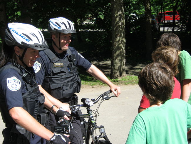 Des parcs surveillés par des policiers à bicyclette