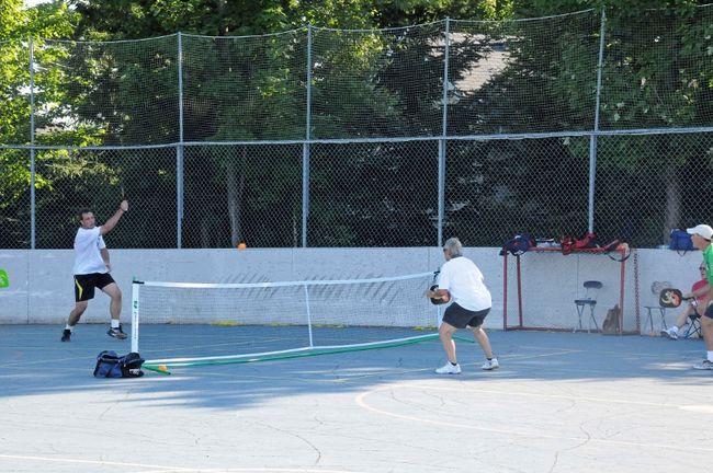 Les amateurs de pickleball peuvent jouer à plusieurs endroits sur la rive-nord. Les villes de Mirabel, Rosemère, Blainville, Sainte-Thérèse et Saint-Eustache ont aménagé des terrains de jeu.