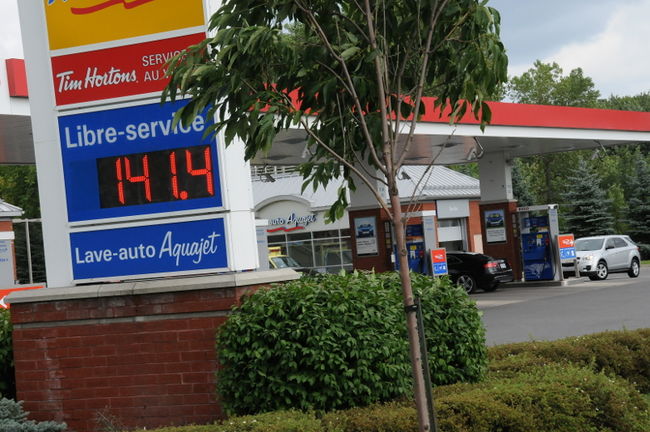 Le prix du litre d'essence gravite autour de 1,40$/litre depuis une semaine. Les consommateurs sont exaspérés de la situation.