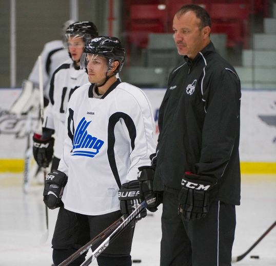 L’attaquant des Flyers de Philadelphie, Daniel Brière, a participé aux exercices de avec les joueurs de l’Armada durant la troisième journée du camp d’entraînement.