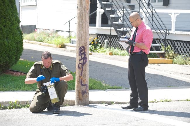 Vers 9 h 30, deux hommes sont entrés par une porte déverrouillée d’une résidence de la rue Saint-Joseph. L’un d’entre eux avait une arme de poing en sa possession.