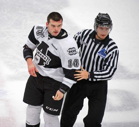 L’Armada de Blainville-Boisbriand reçoit la visite du Phoenix de Sherbrooke dans le cadre du calendrier pré-saison de la LHJMQ, au centre d'excellence sports rousseau, à Boisbriand, le dimanche 26 août 2012.
MARTIN ALARIE/L'ÉCHO DE LAVAL/AGENCE QMI