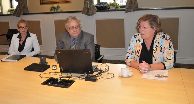 Richard Messier, vice-président stratégie conseil Léger Marketing, entouré de Sylvie Surprenant (à droite), la mairesse de Sainte-Thérèse et de Chantale Gauvreau, la directrice générale lors du dévoilement des résultats du sondage.