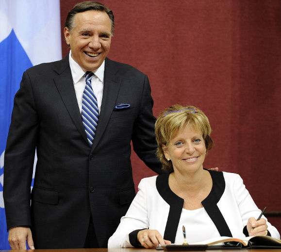 Hélène Daneault en compagnie du Chef de la CAQ, François Legault, lors de l'assermentation des députés.