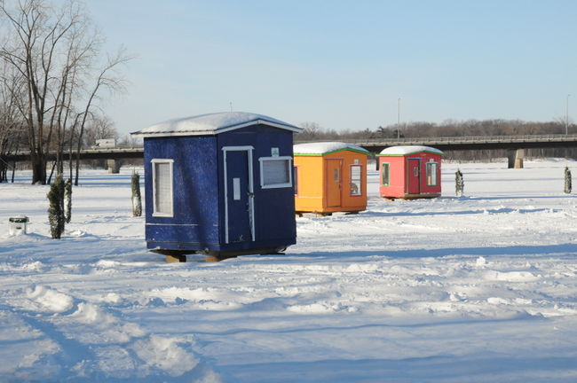 Les cabanes pour la pêche blanche sont installées en bordure de la rivière des Mille-Île.