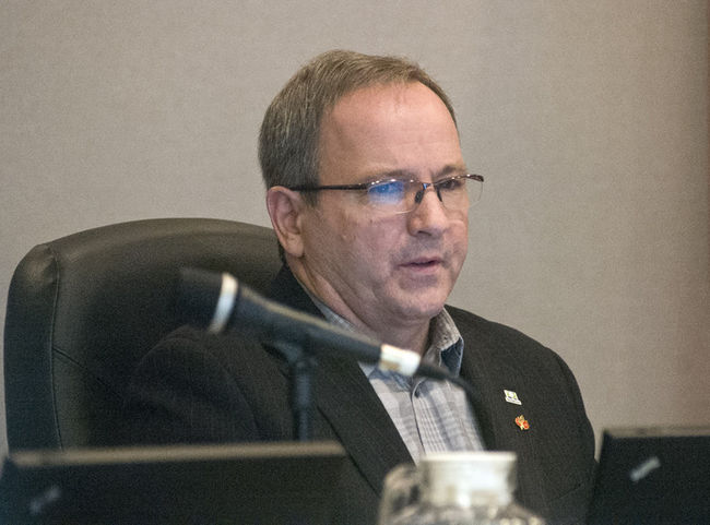 Le conseiller municipal de Boisbriand, Patrick Thiffault, a reçu de l'argent des mains de Michel Lalonde. 