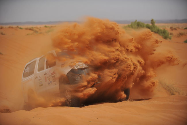 Les participantes du rallye Roses des Sables devront composer avec le vaste désert marocain.