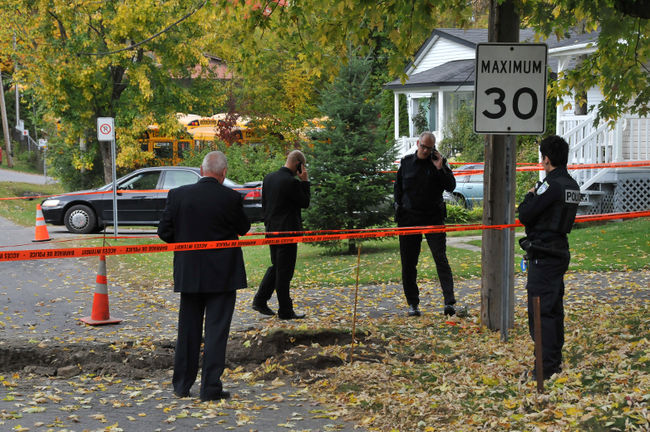 Des employés des travaux publics de la Ville de Rosemère, dans les Laurentides, ont fait une surprenante découverte, le vendredi 4 octobre 2013, alors qu’ils ont trouvé des ossements en creusant dans le sol.