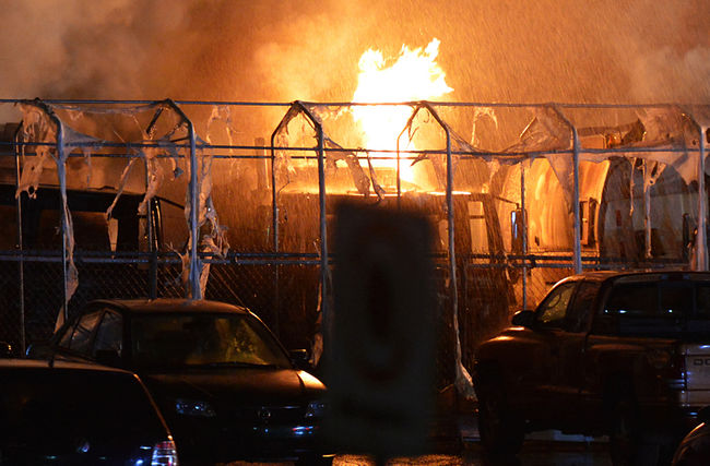 Un incendie d'origine criminelle dans la cour de l'entreprise Transport Jaguar à Boisbriand a gravement endommagé six véhicules.