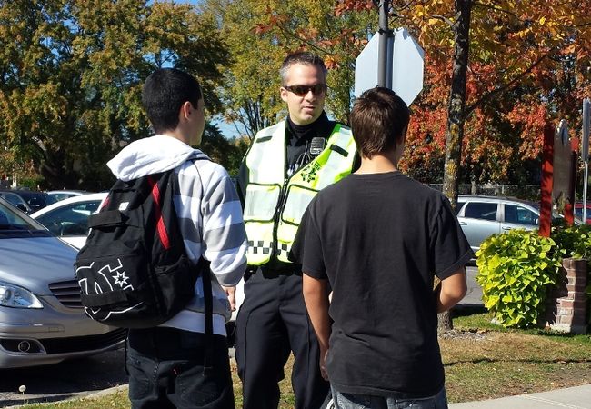 Les policiers de la régie sont présents à certaines intersections et traverses piétonnières afin de sensibiliser les piétons.
