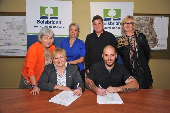 La signature de l’entente s’est déroulée en présence de Marlene Cordato, mairesse de Boisbriand, Éric Labelle, président du syndicat, Lucie Mongeau, greffière, Chantal Duranceau, directrice du Service des ressources humaines et de la paie, Éric Beaulieu, vice-président des cols bleus et Luce Charbonneau, conseillère syndicale.