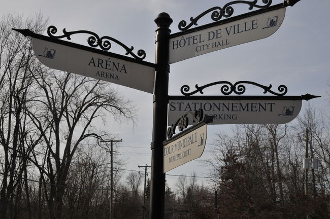 Le débat entourant les statuts linguistiques des municipalités est mort au feuilleton jeudi dernier. 