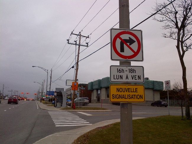 Une pancarte indique qu’une nouvelle signalisation prévaut.