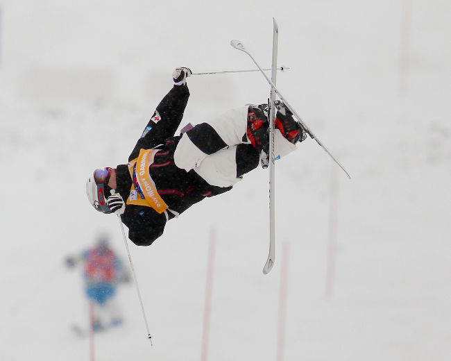 Mikaël Kingsbury en a encore mis plein la vue et a remporté la première épreuve de la saison de ski acrobatique.