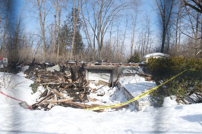 Une maison inhabitée a été la proie des flammes dans la nuit de samedi à dimanche.