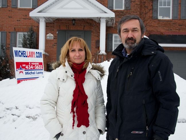 Didier Huysecom et sa femme Michèle Charron n’arrivent pas à vendre leur maison de la Place des Ancolies à cause du zonage à risque.