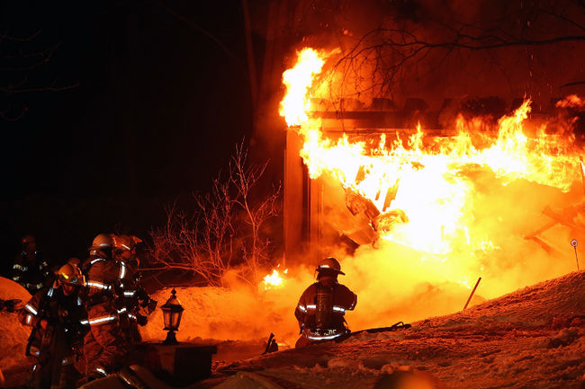 Un important incendie a complètement détruit une résidence de Rosemère, tôt jeudi.