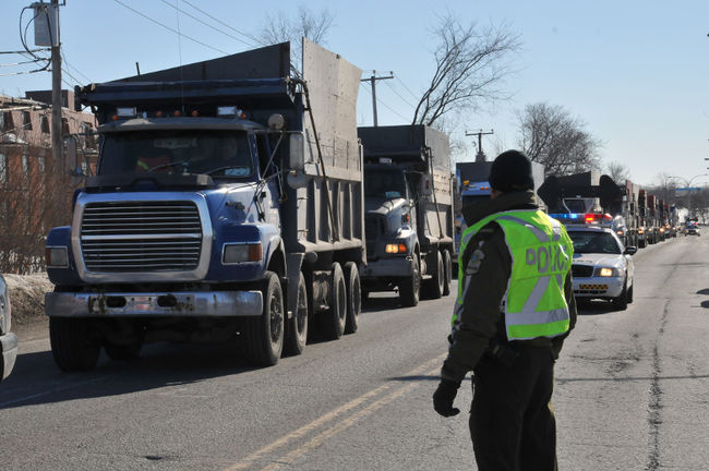 Les camions de Sous-poste de camionnage en vrac Terrebonne ont perturbé la circulation ce matin sur l’échangeur de la 15/640.