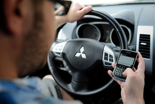 Les policiers auront bien sûr les conducteurs à l’œil concernant le texto au volant.
