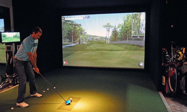 Les golfeurs s’élancent dans un écran géant qui reproduit les moindres détails du parcours sélectionné.