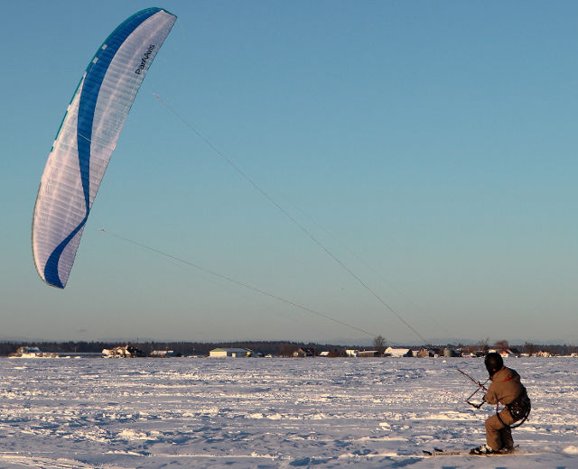 La voilure tire le planchiste ou le skieur sur une surface plane. Il peut atteindre des vitesses impressionnantes selon les conditions.