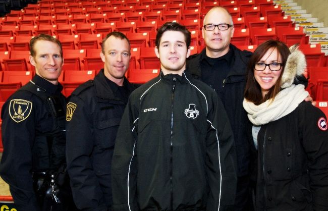 De gauche à droite, Frédéric Savoie et Stéphane Giguère, tous deux de la police de Blainville, Xavier Ouellet, capitaine de l'Armada, Martin Charron, de la Régie intermunicipale de police Thérèse-De Blainville et Barbara Morin, agente de développement au PREL.