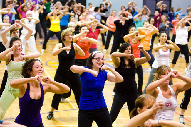 Le zumba est une danse-fitness d’inspiration latine qui combine des rythmes lents et rapides associée à une musique internationale.