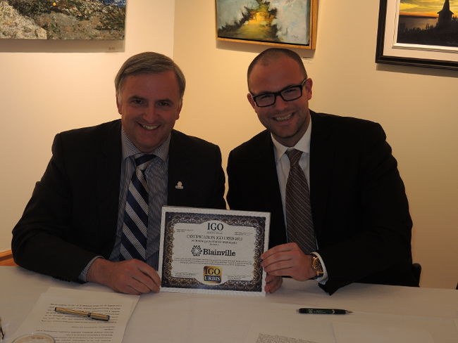 Le maire de Blainville François Cantin  et Christian Bordeleau, président d'Intangible Gouvernance ont officialisé la certification IGO URBIS de la Ville.