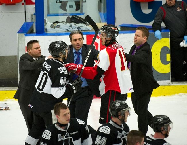 Joël Bouchard et Jean-François Houle ont séparé les opposants sur la glace lors de la mêlée. Le directeur général sera derrière le banc vendredi à la suite de la suspension imposée à Houle.