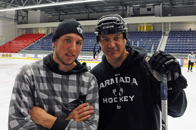 <p>Stéphane Matteau en compagnie de son fils au début de la saison 2012-2013 de l'Armada. </p><p> Octobre 2012. FRANÇOIS-DAVID ROULEAU/L'ÉCHO DE LA RIVE-NORD/AGENCE QMI