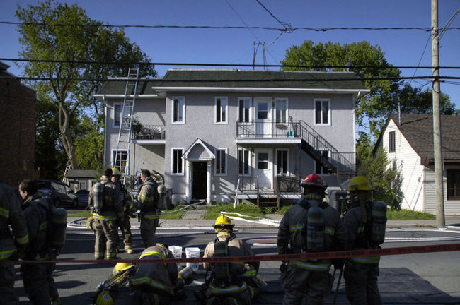 Trois enfants de moins de diz ans et leurs parents ont été transportés à l'hôpital tôt samedi après qu'un incendie se soit éclaté dans une résidence de la rue Saint-Charles à Sainte-Thérèse.