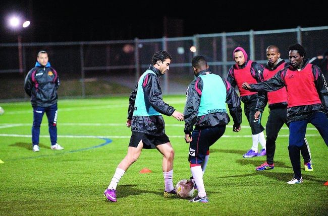 Les nouveaux joueurs ont rencontré leurs coéquipiers lors de l'entraînement.