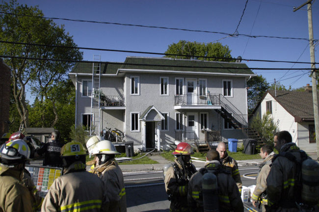 Les policiers ont dû défoncer la porte pour sortir les cinq occupants du logement en flammes. Un article de fumeur serait à l'origine de l'incendie.