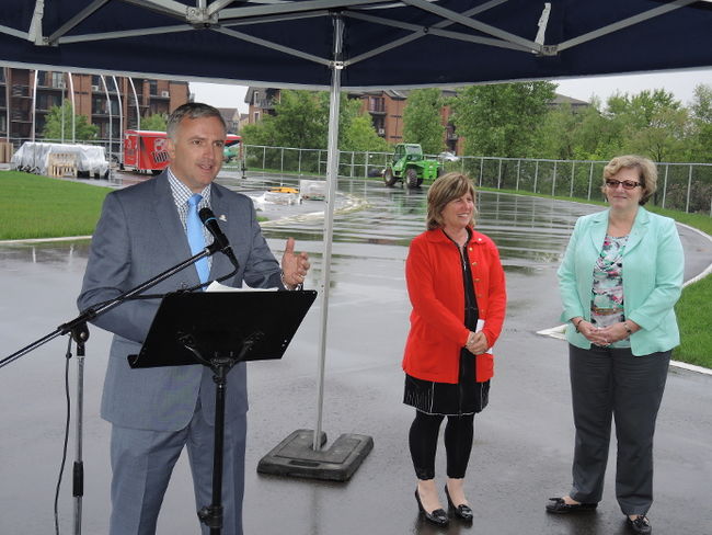 Le maire de Blainville François Cantin, la directrice de la commission scolaire de la Seigneurie des Mille-Îles, Paule Fortier, et la mairesse de Sainte-Thérèse, Sylvie Surprenant, ont procédé à l’annonce du nom pour le futur stade d’athlétisme en l’occurrence le Stade d’athlétisme Richard-Garneau.
