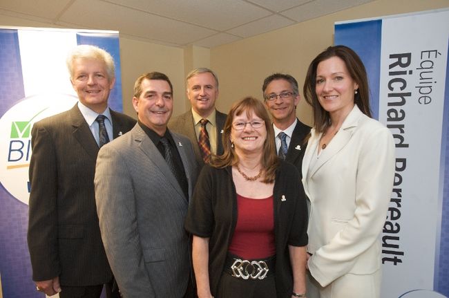 De gauche à droite, les conseillers Serge Paquette, Richard Perreault, le maire actuel François Cantin, Nicole Ruel, François Garand et Liza Poulin.