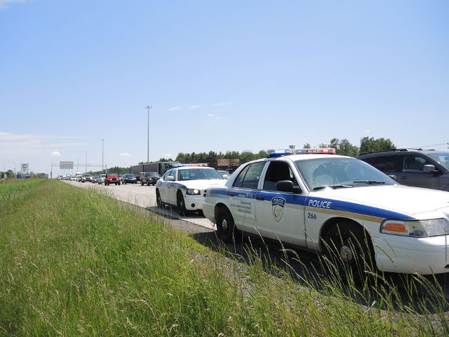 Deux suspects ont été interceptés à la suite d’une poursuite sur l’autoroute 15 nord à la hauteur de la sortie 25 à Blainville. Les deux hommes venaient de cambrioler une banque du secteur Terrebonne dans Lanaudière.