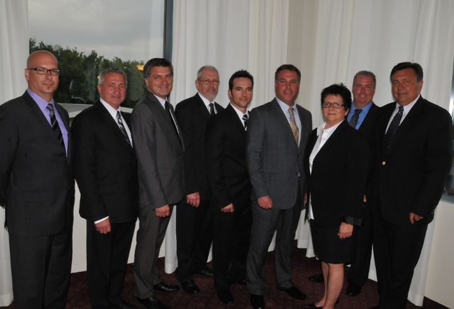 L’Équipe Bouchard a fait sa première sortie publique mardi. De gauche à droite, Éric Archambault, Guy Laurin, François Bélanger, Pierre-Paul Meloche, Patrick Charbonneau, Jean Bouchard, Louise Lefebvre, Stéphane Thérien et Michel Lauzon.