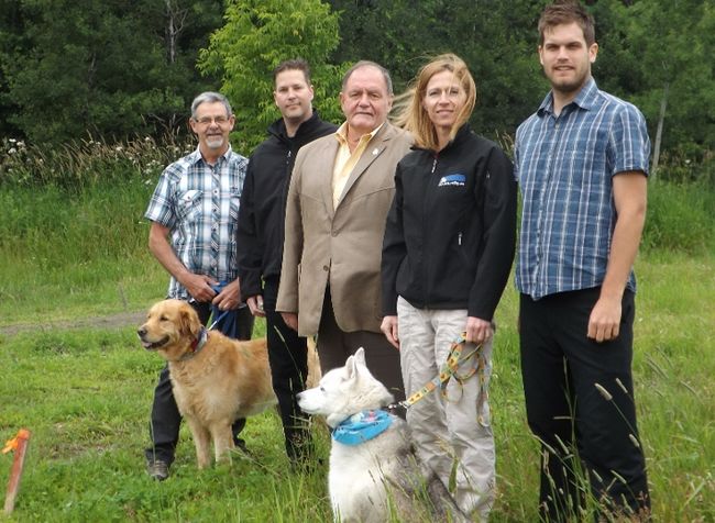 Les conseillers Denys Gagnon et Stéphane Chouinard apparaissent ici en compagnie du maire Guy Charbonneau et de deux futurs utilisateurs du parc canin de Sainte-Anne-des-Plaines.