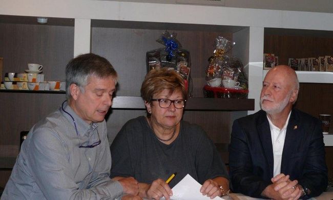 De gauche à droite, Claude Roy, la mairesse Madeleine Leduc et Normand Corriveau. Ce dernier fera campagne dans l’équipe de Mme Leduc lors de la prochaine élection.