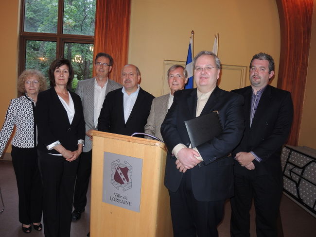 De gauche à droite, Lise Beaulac, Manon Bélanger, Philippe Bourgeois, Armando J, de Medeiros, Michel Jutras, Sylvain Fortin et Yves Richard se porteront candidats pour l’équipe Fortin lors de la prochaine élection à Lorraine.