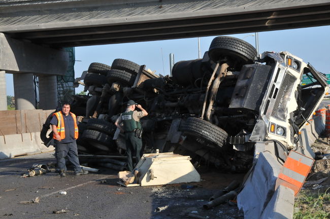 Un poids lourd qui s’est renversé sur le côté a forcé la fermeture de l’autoroute 15 en direction nord à Boisbriand, mardi matin