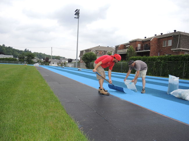 Les pluies des dernières semaines ont retardé l’installation de la surface de course. 