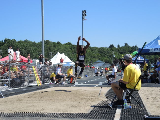 Le Québécois Stevens Dorcelus a été le premier a établir un nouveau record lors du championnat canadien d’athlétisme junior tenu cette fin de semaine à Sainte-Thérèse. Son saut de 7 m 50 a soulevé la foule.