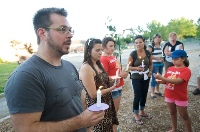 Plusieurs personnes ont rendu hommage aux victimes de Lac-Mégantic.