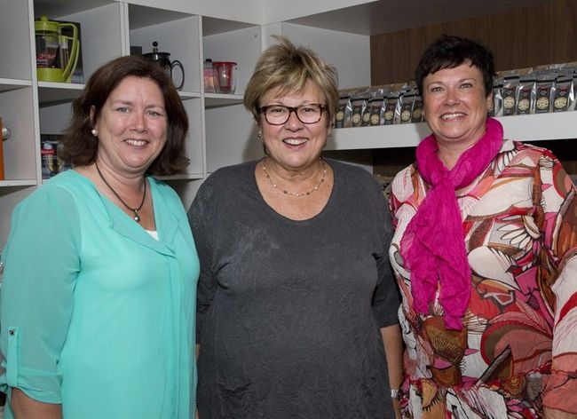 Madeleine Leduc a annoncé que Guylaine Richer et Kateri Lesage seront candidates pour l’Équipe Leduc. On peut apercevoir, de gauche à droite, Mme Richer, Mme Leduc et Mme Lesage.