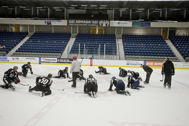 Avant les premiers matchs intra-équipe disputés en soirée, les joueurs invités au camp de l’Armada ont sauté sur la glace une première fois pour une série de tests. 