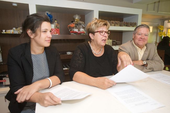 Marie-Andrée Bonneau, la mairesse Madeleine Leduc et Daniel Simoneau de l'Équipe Leduc.
